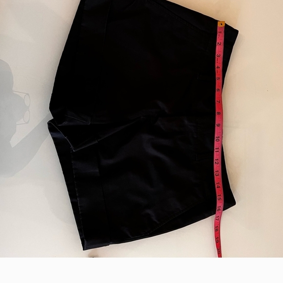Club Monaco Black Women's Black Mid Rise Shorts Cuffed Buckle Detail Size 8 - Picture 4 of 7